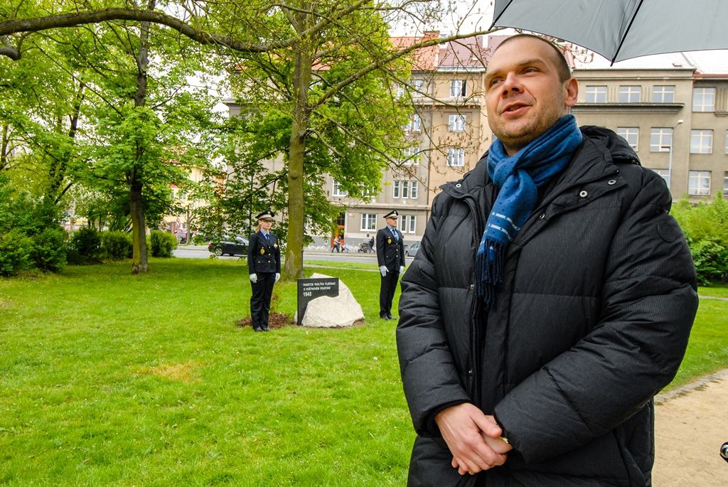 Položit květiny u nově vybudovaného pomníku, jenž je věnován památce padlých Plzeňanů v květnovém povstání roku 1945, se rozhodli představitelé města Plzně, městské a státní policie. Nedávno dokončený památník tvoří upravený přírodní balvan nepravidelného formátu z místního kamene, do kterého je vložena kamenicky opracovaná leštěná deska. Umístěn je na náměstí Míru v blízkosti Purkyňova pavilonu. Vybudovat ho nechalo město prostřednictvím Správy veřejného statku města Plzně, podnět vzešel od zastupitelů v čele s Janou Bystřickou. Z vedení radnice se vzpomínkového setkání zúčastnili primátor města Martin Zrzavecký a jeho první náměstek Martin Baxa. (foto: 4.5.2016)