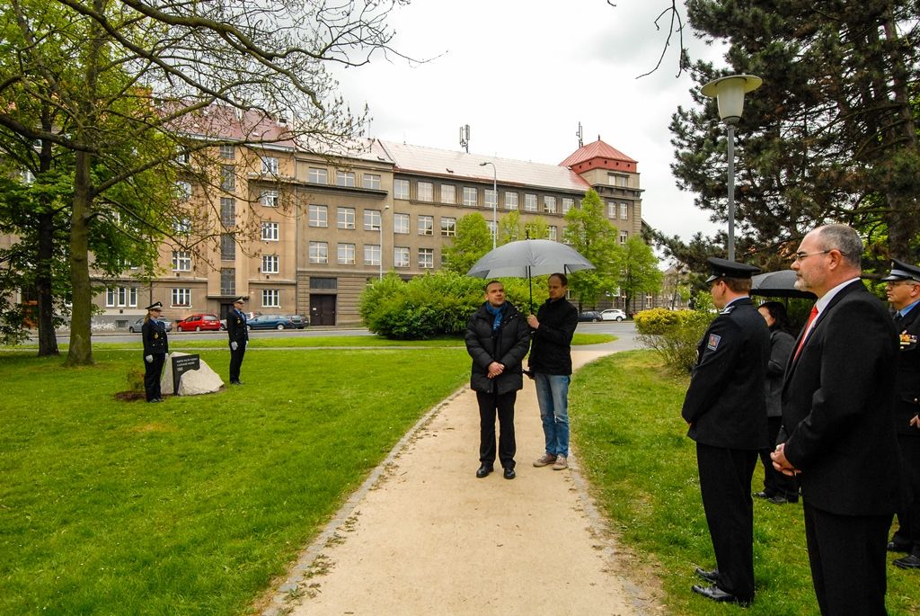 Položit květiny u nově vybudovaného pomníku, jenž je věnován památce padlých Plzeňanů v květnovém povstání roku 1945, se rozhodli představitelé města Plzně, městské a státní policie. Nedávno dokončený památník tvoří upravený přírodní balvan nepravidelného formátu z místního kamene, do kterého je vložena kamenicky opracovaná leštěná deska. Umístěn je na náměstí Míru v blízkosti Purkyňova pavilonu. Vybudovat ho nechalo město prostřednictvím Správy veřejného statku města Plzně, podnět vzešel od zastupitelů v čele s Janou Bystřickou. Z vedení radnice se vzpomínkového setkání zúčastnili primátor města Martin Zrzavecký a jeho první náměstek Martin Baxa. (foto: 4.5.2016)