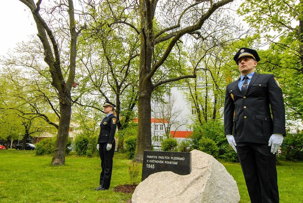 Položit květiny u nově vybudovaného pomníku, jenž je věnován památce padlých Plzeňanů v květnovém povstání roku 1945, se rozhodli představitelé města Plzně, městské a státní policie. Nedávno dokončený památník tvoří upravený přírodní balvan nepravidelného formátu z místního kamene, do kterého je vložena kamenicky opracovaná leštěná deska. Umístěn je na náměstí Míru v blízkosti Purkyňova pavilonu. Vybudovat ho nechalo město prostřednictvím Správy veřejného statku města Plzně, podnět vzešel od zastupitelů v čele s Janou Bystřickou. Z vedení radnice se vzpomínkového setkání zúčastnili primátor města Martin Zrzavecký a jeho první náměstek Martin Baxa. (foto: 4.5.2016)