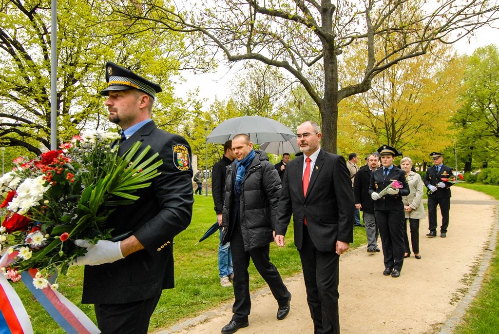 Položit květiny u nově vybudovaného pomníku, jenž je věnován památce padlých Plzeňanů v květnovém povstání roku 1945, se rozhodli představitelé města Plzně, městské a státní policie. Nedávno dokončený památník tvoří upravený přírodní balvan nepravidelného formátu z místního kamene, do kterého je vložena kamenicky opracovaná leštěná deska. Umístěn je na náměstí Míru v blízkosti Purkyňova pavilonu. Vybudovat ho nechalo město prostřednictvím Správy veřejného statku města Plzně, podnět vzešel od zastupitelů v čele s Janou Bystřickou. Z vedení radnice se vzpomínkového setkání zúčastnili primátor města Martin Zrzavecký a jeho první náměstek Martin Baxa. (foto: 4.5.2016)