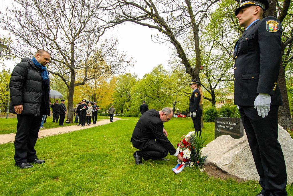 Položit květiny u nově vybudovaného pomníku, jenž je věnován památce padlých Plzeňanů v květnovém povstání roku 1945, se rozhodli představitelé města Plzně, městské a státní policie. Nedávno dokončený památník tvoří upravený přírodní balvan nepravidelného formátu z místního kamene, do kterého je vložena kamenicky opracovaná leštěná deska. Umístěn je na náměstí Míru v blízkosti Purkyňova pavilonu. Vybudovat ho nechalo město prostřednictvím Správy veřejného statku města Plzně, podnět vzešel od zastupitelů v čele s Janou Bystřickou. Z vedení radnice se vzpomínkového setkání zúčastnili primátor města Martin Zrzavecký a jeho první náměstek Martin Baxa. (foto: 4.5.2016)