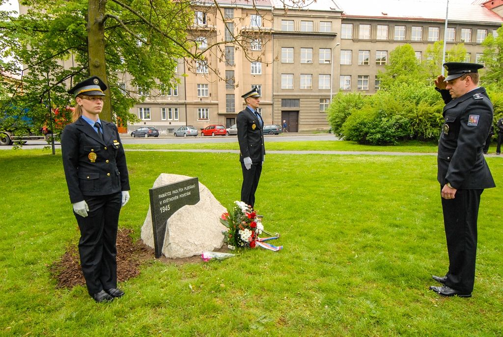 Položit květiny u nově vybudovaného pomníku, jenž je věnován památce padlých Plzeňanů v květnovém povstání roku 1945, se rozhodli představitelé města Plzně, městské a státní policie. Nedávno dokončený památník tvoří upravený přírodní balvan nepravidelného formátu z místního kamene, do kterého je vložena kamenicky opracovaná leštěná deska. Umístěn je na náměstí Míru v blízkosti Purkyňova pavilonu. Vybudovat ho nechalo město prostřednictvím Správy veřejného statku města Plzně, podnět vzešel od zastupitelů v čele s Janou Bystřickou. Z vedení radnice se vzpomínkového setkání zúčastnili primátor města Martin Zrzavecký a jeho první náměstek Martin Baxa. (foto: 4.5.2016)