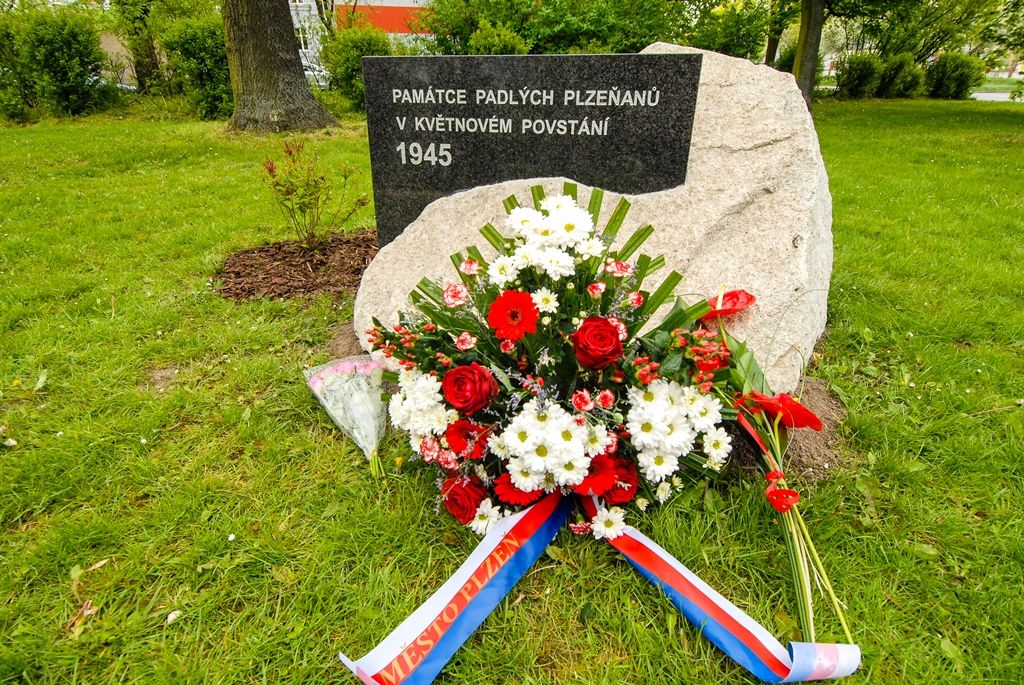 Položit květiny u nově vybudovaného pomníku, jenž je věnován památce padlých Plzeňanů v květnovém povstání roku 1945, se rozhodli představitelé města Plzně, městské a státní policie. Nedávno dokončený památník tvoří upravený přírodní balvan nepravidelného formátu z místního kamene, do kterého je vložena kamenicky opracovaná leštěná deska. Umístěn je na náměstí Míru v blízkosti Purkyňova pavilonu. Vybudovat ho nechalo město prostřednictvím Správy veřejného statku města Plzně, podnět vzešel od zastupitelů v čele s Janou Bystřickou. Z vedení radnice se vzpomínkového setkání zúčastnili primátor města Martin Zrzavecký a jeho první náměstek Martin Baxa. (foto: 4.5.2016)