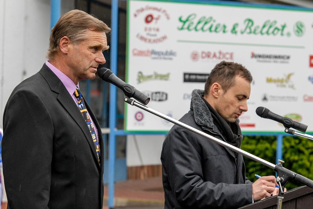 Armádní střelecký stadion Lobzy je od středy dějištěm Velké ceny osvobození ve sportovní střelbě. Slavnostního zahájení již tradiční největší střelecké mezinárodní soutěže na území České republiky, v níž o cenné kovy usilují sportovci z řady zemí světa, se zúčastnil také primátor města Plzně Martin Zrzavecký. Ten v krátkém proslovu zmínil nejen svůj vztah ke střeleckému areálu, blízko kterého vyrůstal a prožil dětství. Prestižnímu závodu také udělil záštitu. (foto: 4.5.2016)