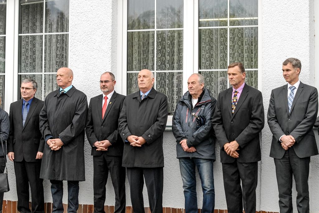 Armádní střelecký stadion Lobzy je od středy dějištěm Velké ceny osvobození ve sportovní střelbě. Slavnostního zahájení již tradiční největší střelecké mezinárodní soutěže na území České republiky, v níž o cenné kovy usilují sportovci z řady zemí světa, se zúčastnil také primátor města Plzně Martin Zrzavecký. Ten v krátkém proslovu zmínil nejen svůj vztah ke střeleckému areálu, blízko kterého vyrůstal a prožil dětství. Prestižnímu závodu také udělil záštitu. (foto: 4.5.2016)