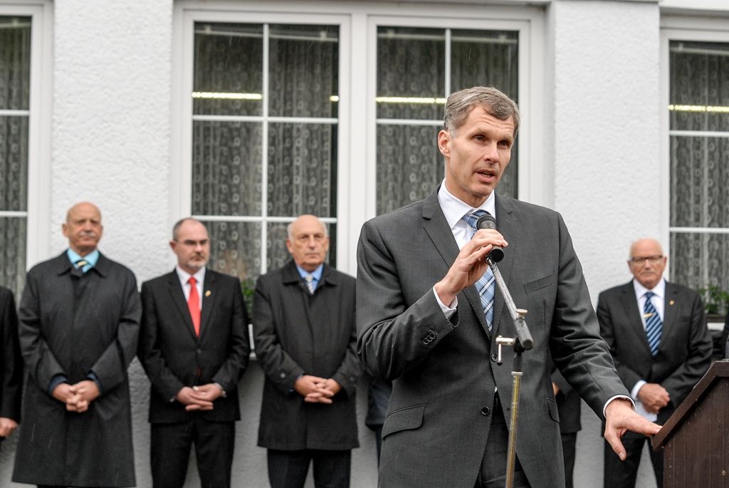 Armádní střelecký stadion Lobzy je od středy dějištěm Velké ceny osvobození ve sportovní střelbě. Slavnostního zahájení již tradiční největší střelecké mezinárodní soutěže na území České republiky, v níž o cenné kovy usilují sportovci z řady zemí světa, se zúčastnil také primátor města Plzně Martin Zrzavecký. Ten v krátkém proslovu zmínil nejen svůj vztah ke střeleckému areálu, blízko kterého vyrůstal a prožil dětství. Prestižnímu závodu také udělil záštitu. (foto: 4.5.2016)