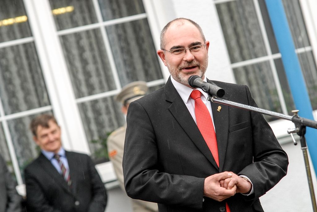Armádní střelecký stadion Lobzy je od středy dějištěm Velké ceny osvobození ve sportovní střelbě. Slavnostního zahájení již tradiční největší střelecké mezinárodní soutěže na území České republiky, v níž o cenné kovy usilují sportovci z řady zemí světa, se zúčastnil také primátor města Plzně Martin Zrzavecký. Ten v krátkém proslovu zmínil nejen svůj vztah ke střeleckému areálu, blízko kterého vyrůstal a prožil dětství. Prestižnímu závodu také udělil záštitu. (foto: 4.5.2016)