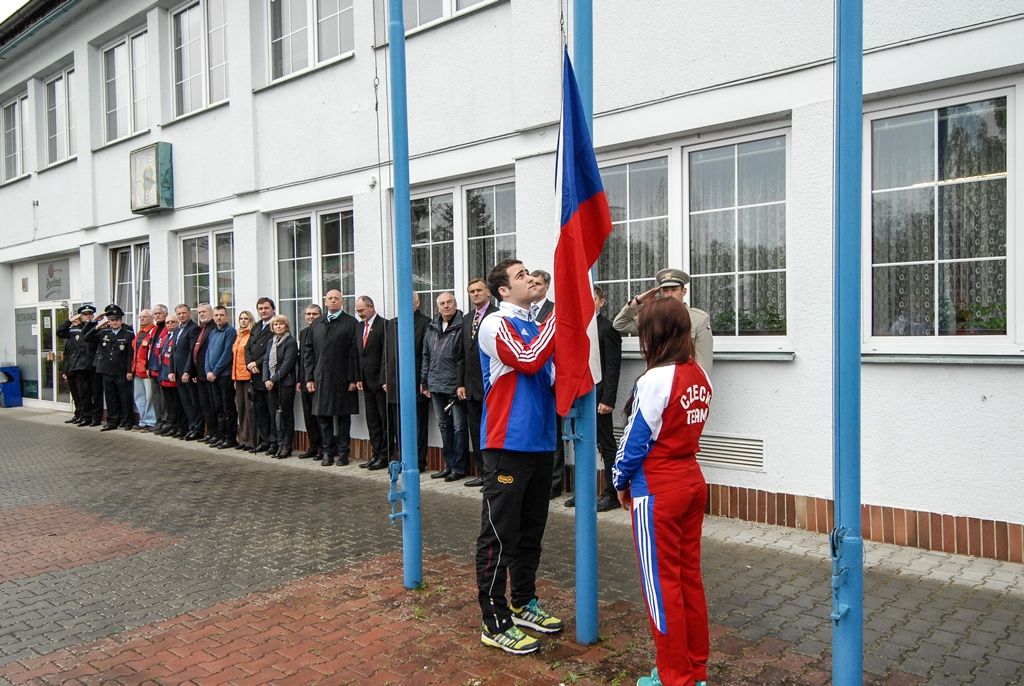 Armádní střelecký stadion Lobzy je od středy dějištěm Velké ceny osvobození ve sportovní střelbě. Slavnostního zahájení již tradiční největší střelecké mezinárodní soutěže na území České republiky, v níž o cenné kovy usilují sportovci z řady zemí světa, se zúčastnil také primátor města Plzně Martin Zrzavecký. Ten v krátkém proslovu zmínil nejen svůj vztah ke střeleckému areálu, blízko kterého vyrůstal a prožil dětství. Prestižnímu závodu také udělil záštitu. (foto: 4.5.2016)