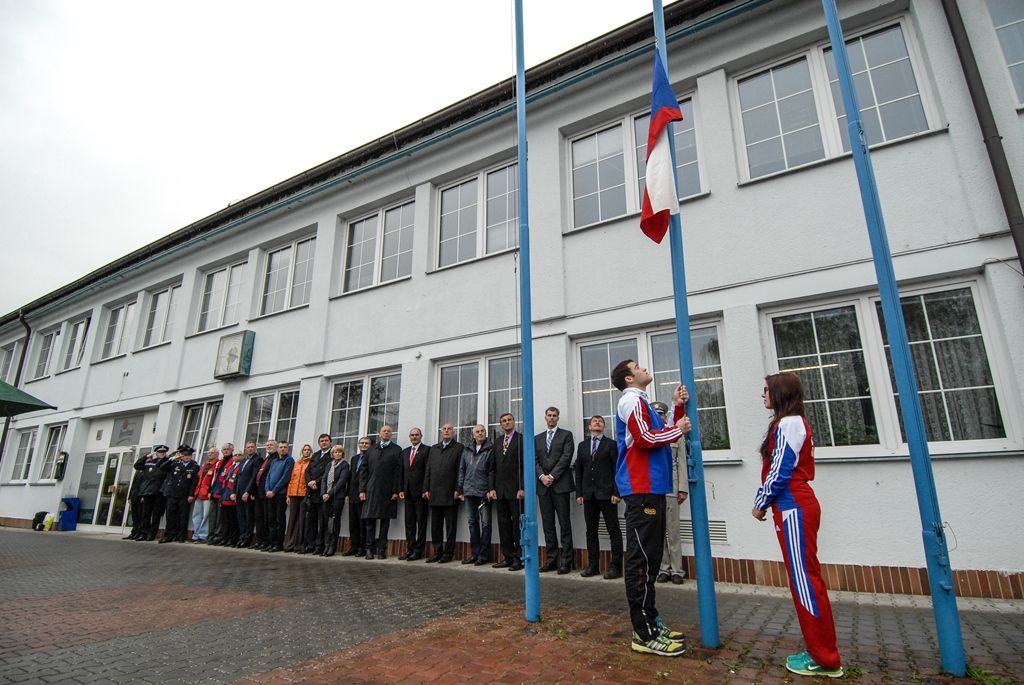 Armádní střelecký stadion Lobzy je od středy dějištěm Velké ceny osvobození ve sportovní střelbě. Slavnostního zahájení již tradiční největší střelecké mezinárodní soutěže na území České republiky, v níž o cenné kovy usilují sportovci z řady zemí světa, se zúčastnil také primátor města Plzně Martin Zrzavecký. Ten v krátkém proslovu zmínil nejen svůj vztah ke střeleckému areálu, blízko kterého vyrůstal a prožil dětství. Prestižnímu závodu také udělil záštitu. (foto: 4.5.2016)