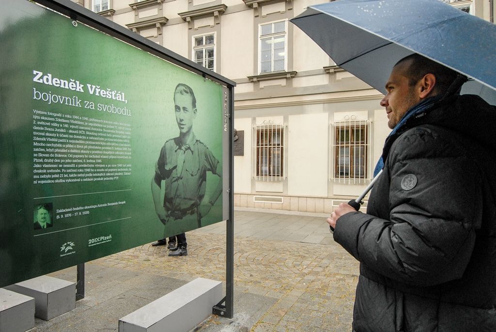 Výstavu Bojovník za svobodu Zdeňka Vřešťála v sadech zahájila rodina fotografa společně s náměstky primátora Martinem Baxou a Petrem Náhlíkem (foto: 4.5.2016)