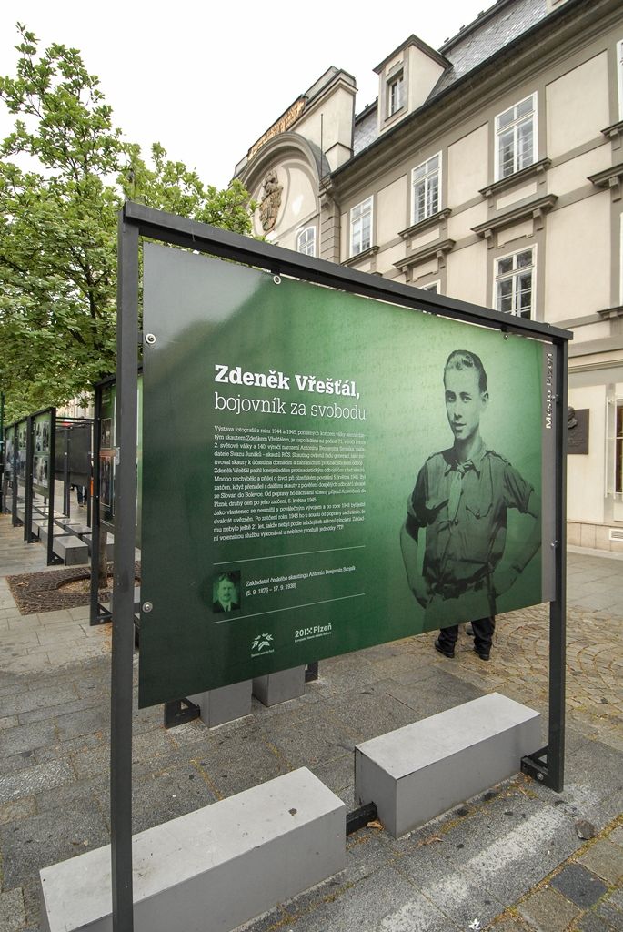 Výstavu Bojovník za svobodu Zdeňka Vřešťála v sadech zahájila rodina fotografa společně s náměstky primátora Martinem Baxou a Petrem Náhlíkem (foto: 4.5.2016)