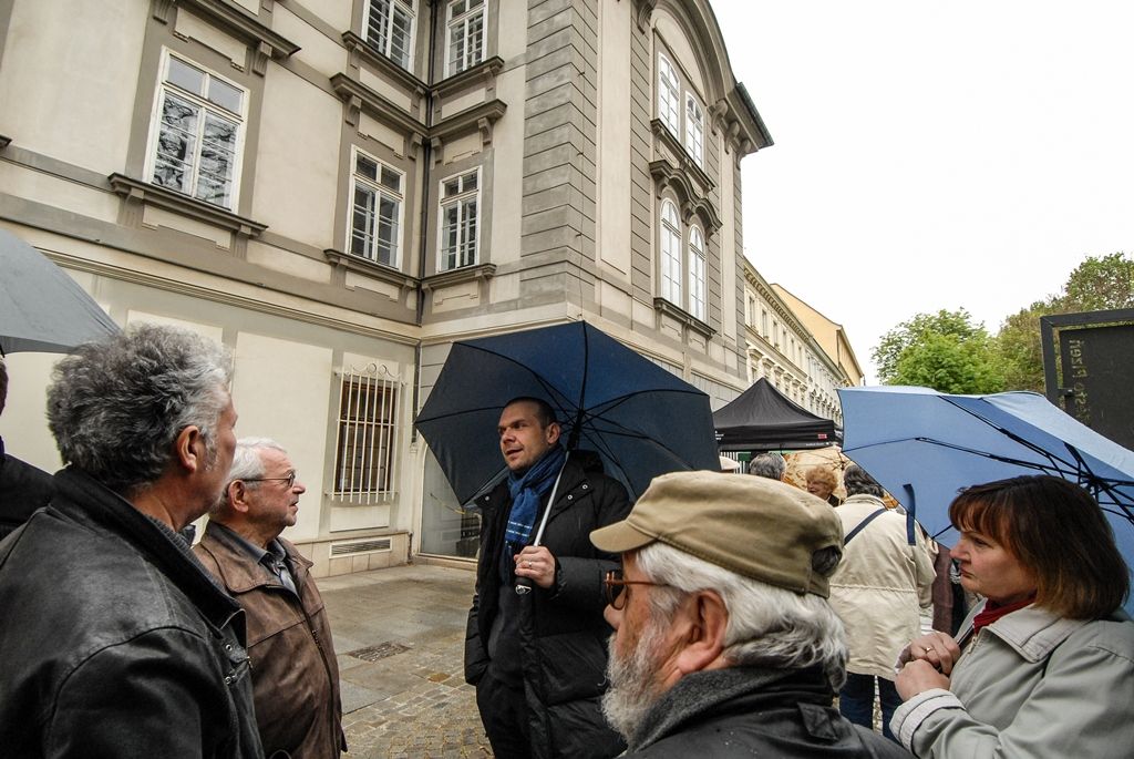 Výstavu Bojovník za svobodu Zdeňka Vřešťála v sadech zahájila rodina fotografa společně s náměstky primátora Martinem Baxou a Petrem Náhlíkem (foto: 4.5.2016)