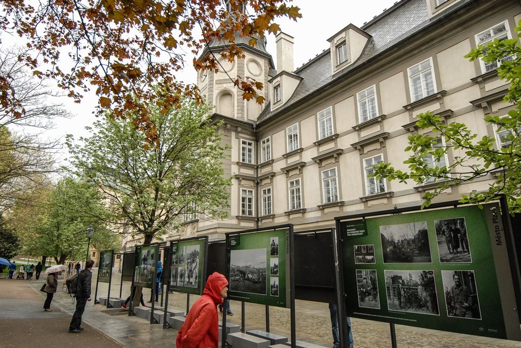 Výstavu Bojovník za svobodu Zdeňka Vřešťála v sadech zahájila rodina fotografa společně s náměstky primátora Martinem Baxou a Petrem Náhlíkem (foto: 4.5.2016)