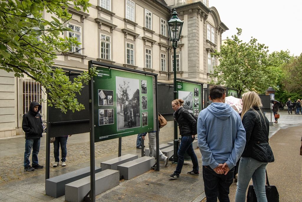 Výstavu Bojovník za svobodu Zdeňka Vřešťála v sadech zahájila rodina fotografa společně s náměstky primátora Martinem Baxou a Petrem Náhlíkem (foto: 4.5.2016)