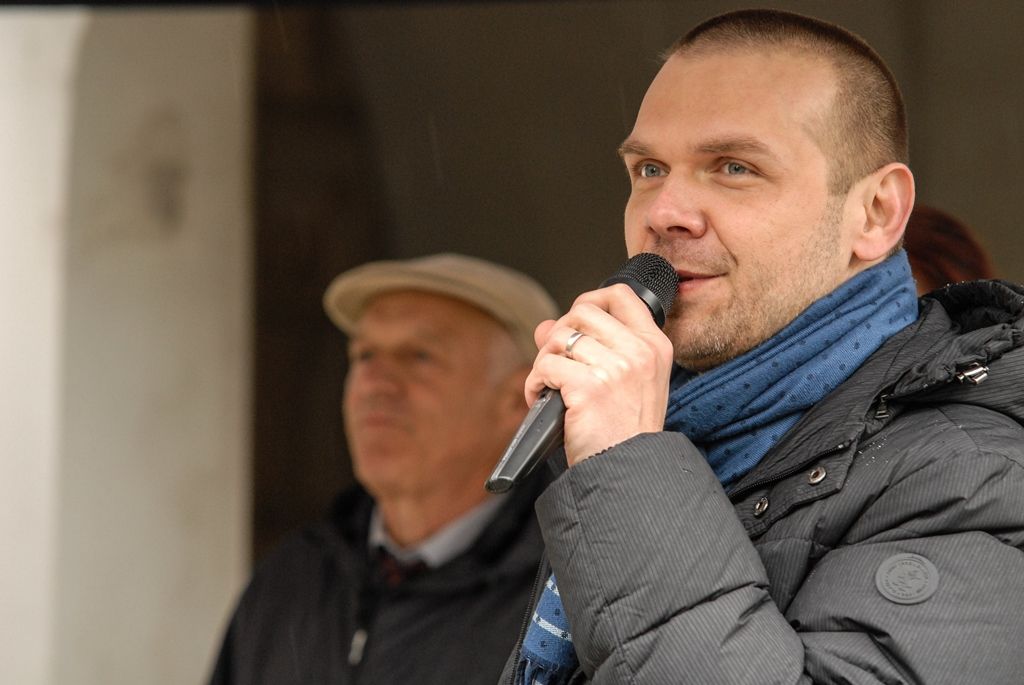 Výstavu Bojovník za svobodu Zdeňka Vřešťála v sadech zahájila rodina fotografa společně s náměstky primátora Martinem Baxou a Petrem Náhlíkem (foto: 4.5.2016)