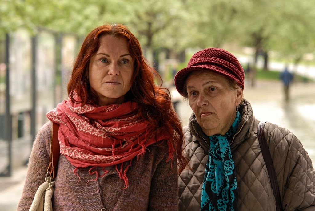 Výstavu Bojovník za svobodu Zdeňka Vřešťála v sadech zahájila rodina fotografa společně s náměstky primátora Martinem Baxou a Petrem Náhlíkem (foto: 4.5.2016)