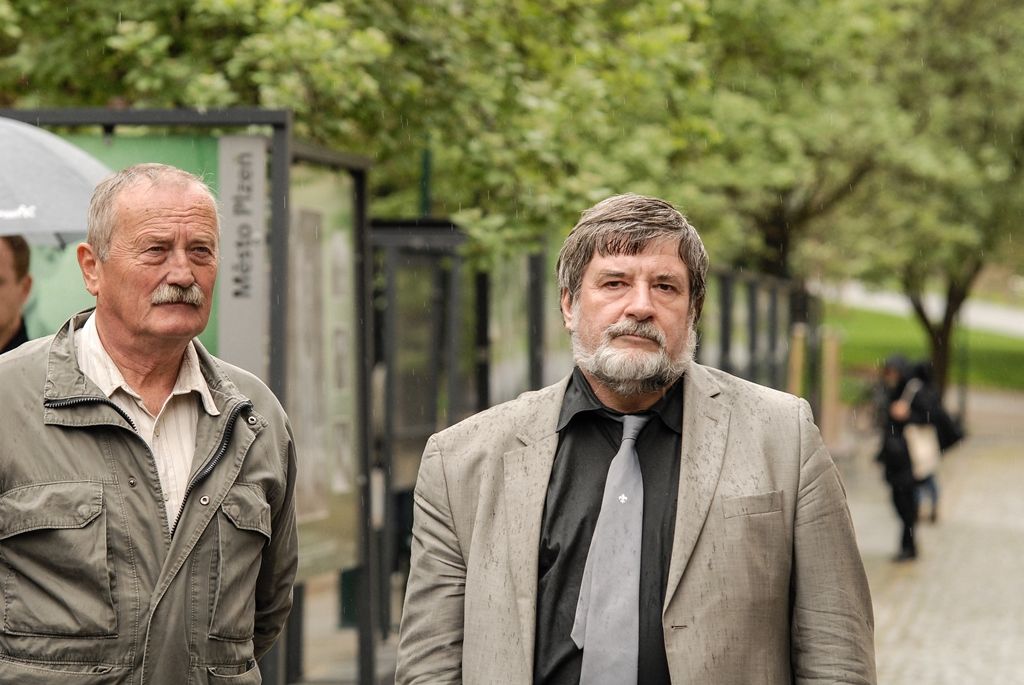 Výstavu Bojovník za svobodu Zdeňka Vřešťála v sadech zahájila rodina fotografa společně s náměstky primátora Martinem Baxou a Petrem Náhlíkem (foto: 4.5.2016)