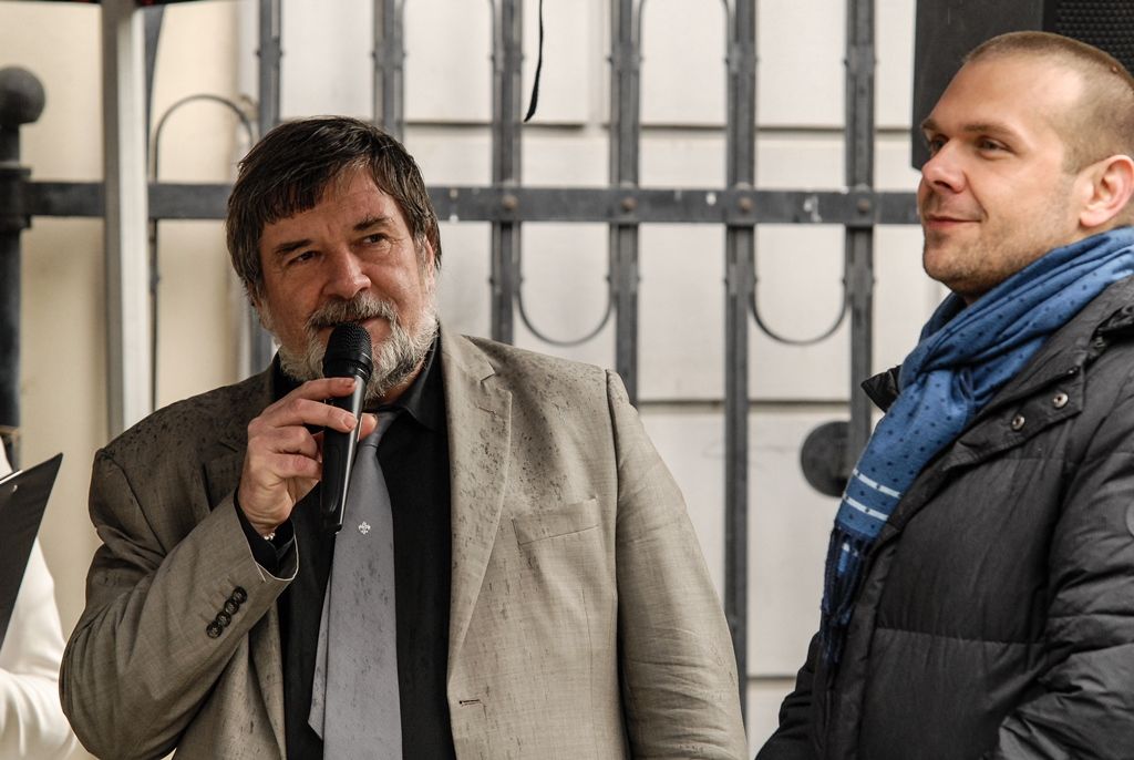 Výstavu Bojovník za svobodu Zdeňka Vřešťála v sadech zahájila rodina fotografa společně s náměstky primátora Martinem Baxou a Petrem Náhlíkem (foto: 4.5.2016)