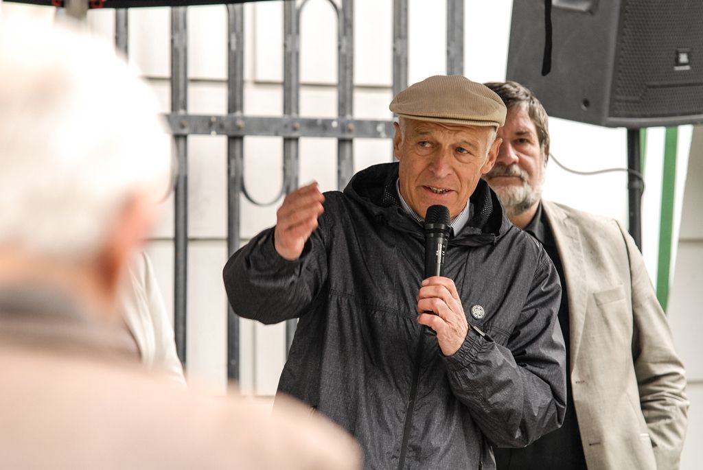 Výstavu Bojovník za svobodu Zdeňka Vřešťála v sadech zahájila rodina fotografa společně s náměstky primátora Martinem Baxou a Petrem Náhlíkem (foto: 4.5.2016)