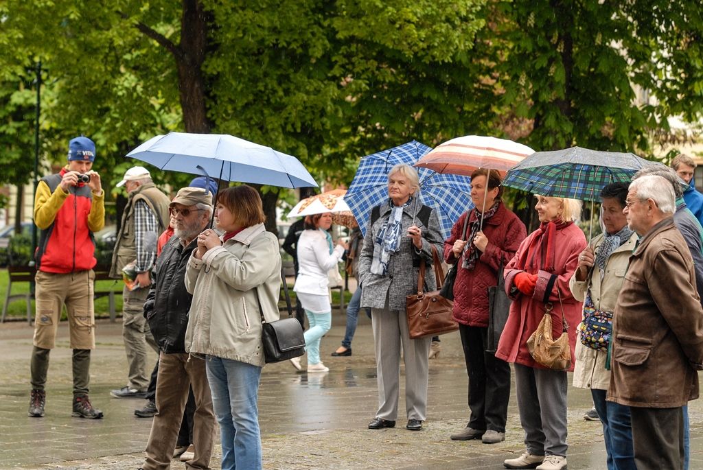Výstavu Bojovník za svobodu Zdeňka Vřešťála v sadech zahájila rodina fotografa společně s náměstky primátora Martinem Baxou a Petrem Náhlíkem (foto: 4.5.2016)