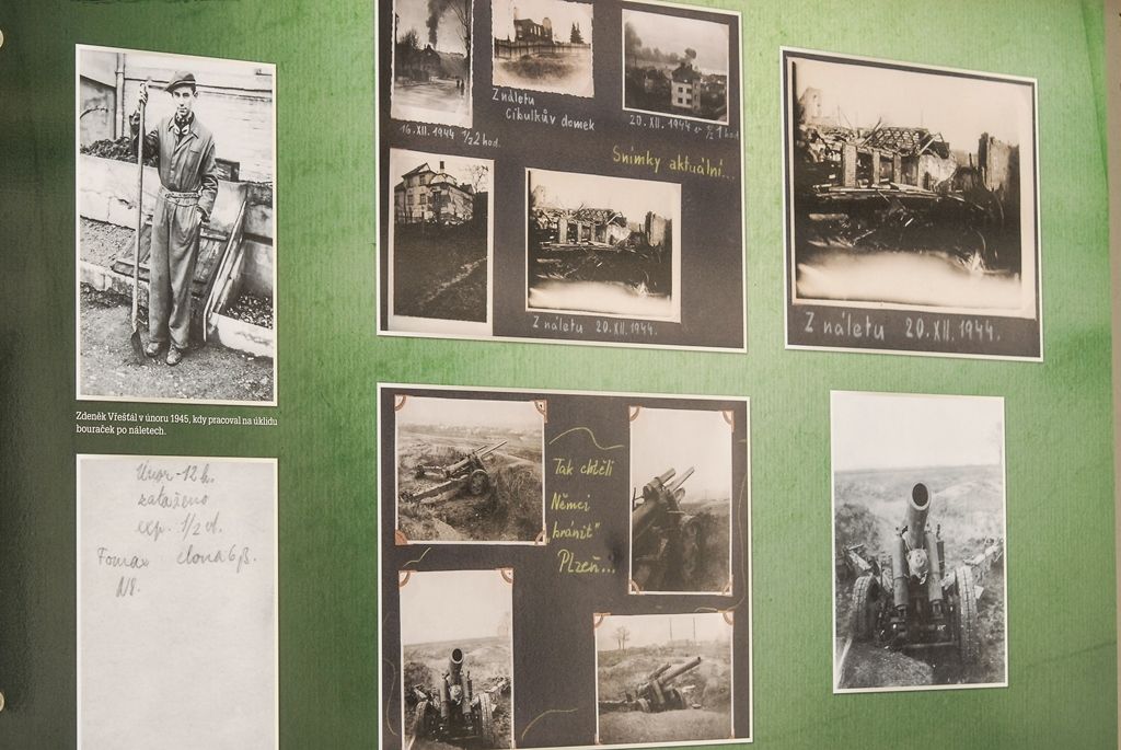 Výstavu Bojovník za svobodu Zdeňka Vřešťála v sadech zahájila rodina fotografa společně s náměstky primátora Martinem Baxou a Petrem Náhlíkem (foto: 4.5.2016)