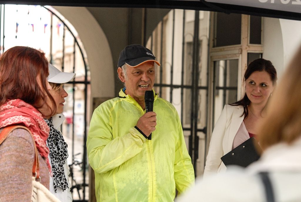 Výstavu Bojovník za svobodu Zdeňka Vřešťála v sadech zahájila rodina fotografa společně s náměstky primátora Martinem Baxou a Petrem Náhlíkem (foto: 4.5.2016)