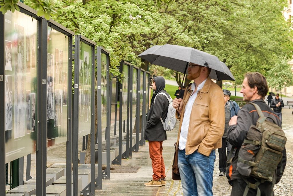 Výstavu Bojovník za svobodu Zdeňka Vřešťála v sadech zahájila rodina fotografa společně s náměstky primátora Martinem Baxou a Petrem Náhlíkem (foto: 4.5.2016)