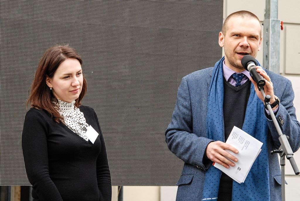 Nepřetržité čtení jmen plzeňských obětí holocaustu otevřelo program letošních Slavností svobody v Plzni. Ke tříhodinovému čtení bylo připraveno 1500 jmen obětí, U Branky ve Smetanových sadech se do něj zapojili samotní návštěvníci. Součástí prvního dne oslav osvobození bylo i vzpomínkové setkání a položení květin u památníků, a to za účasti belgických a amerických veteránů, kteří před 71 lety osvobozovali Plzeň. Pro ně se také k večeru konala uvítací recepce primátora. Slavnosti svobody potrvají do neděle 8. května, nabídnou několik desítek akcí a událostí. (foto: 5.5.2016)