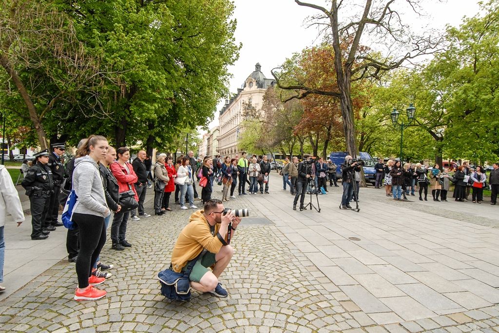 Nepřetržité čtení jmen plzeňských obětí holocaustu otevřelo program letošních Slavností svobody v Plzni. Ke tříhodinovému čtení bylo připraveno 1500 jmen obětí, U Branky ve Smetanových sadech se do něj zapojili samotní návštěvníci. Součástí prvního dne oslav osvobození bylo i vzpomínkové setkání a položení květin u památníků, a to za účasti belgických a amerických veteránů, kteří před 71 lety osvobozovali Plzeň. Pro ně se také k večeru konala uvítací recepce primátora. Slavnosti svobody potrvají do neděle 8. května, nabídnou několik desítek akcí a událostí. (foto: 5.5.2016)