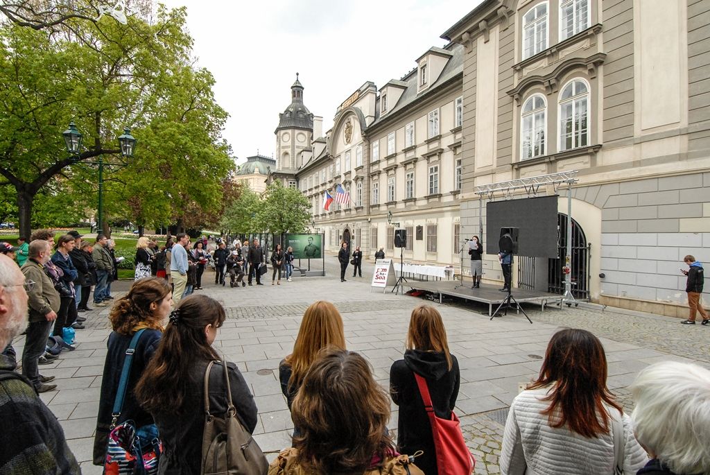 Nepřetržité čtení jmen plzeňských obětí holocaustu otevřelo program letošních Slavností svobody v Plzni. Ke tříhodinovému čtení bylo připraveno 1500 jmen obětí, U Branky ve Smetanových sadech se do něj zapojili samotní návštěvníci. Součástí prvního dne oslav osvobození bylo i vzpomínkové setkání a položení květin u památníků, a to za účasti belgických a amerických veteránů, kteří před 71 lety osvobozovali Plzeň. Pro ně se také k večeru konala uvítací recepce primátora. Slavnosti svobody potrvají do neděle 8. května, nabídnou několik desítek akcí a událostí. (foto: 5.5.2016)