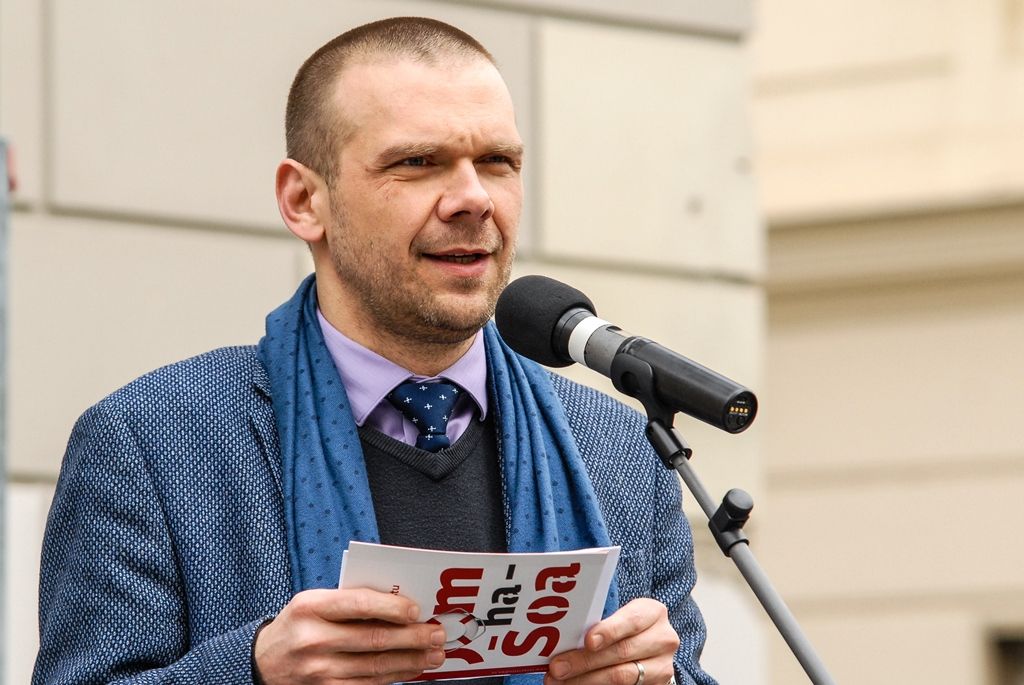 Nepřetržité čtení jmen plzeňských obětí holocaustu otevřelo program letošních Slavností svobody v Plzni. Ke tříhodinovému čtení bylo připraveno 1500 jmen obětí, U Branky ve Smetanových sadech se do něj zapojili samotní návštěvníci. Součástí prvního dne oslav osvobození bylo i vzpomínkové setkání a položení květin u památníků, a to za účasti belgických a amerických veteránů, kteří před 71 lety osvobozovali Plzeň. Pro ně se také k večeru konala uvítací recepce primátora. Slavnosti svobody potrvají do neděle 8. května, nabídnou několik desítek akcí a událostí. (foto: 5.5.2016)