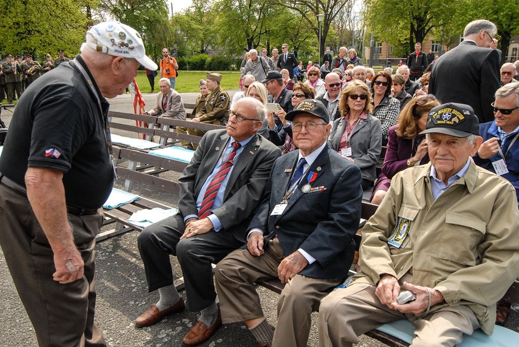 Nepřetržité čtení jmen plzeňských obětí holocaustu otevřelo program letošních Slavností svobody v Plzni. Ke tříhodinovému čtení bylo připraveno 1500 jmen obětí, U Branky ve Smetanových sadech se do něj zapojili samotní návštěvníci. Součástí prvního dne oslav osvobození bylo i vzpomínkové setkání a položení květin u památníků, a to za účasti belgických a amerických veteránů, kteří před 71 lety osvobozovali Plzeň. Pro ně se také k večeru konala uvítací recepce primátora. Slavnosti svobody potrvají do neděle 8. května, nabídnou několik desítek akcí a událostí. (foto: 5.5.2016)