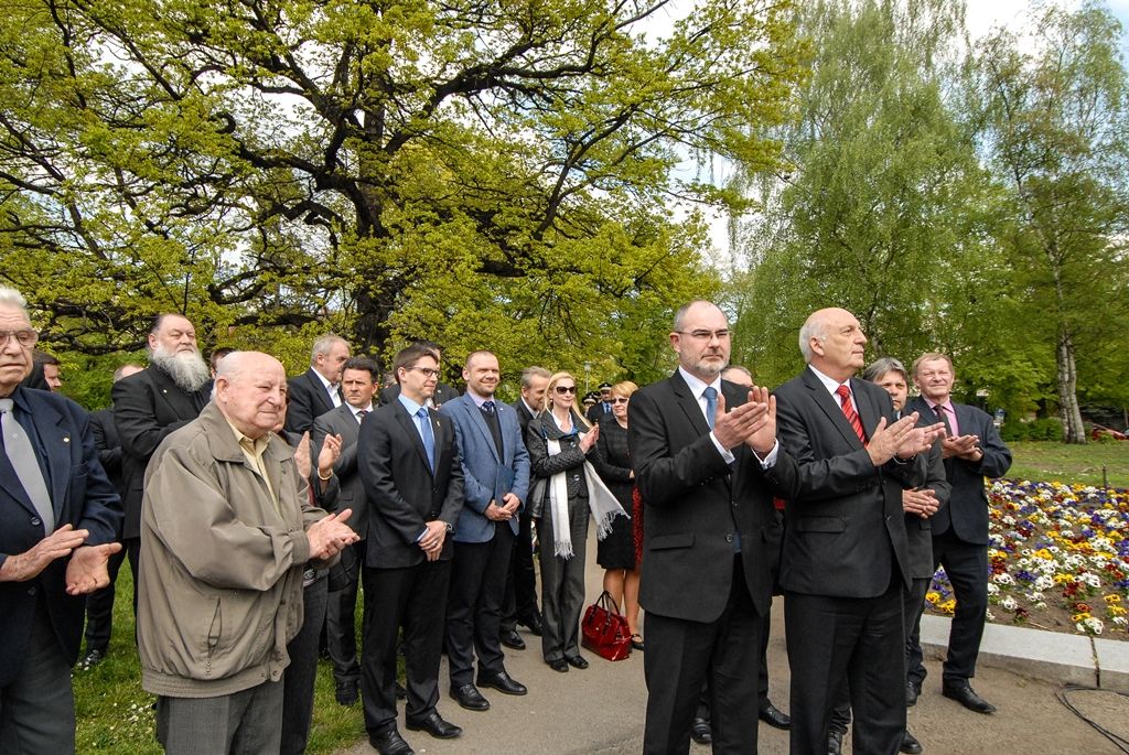 Nepřetržité čtení jmen plzeňských obětí holocaustu otevřelo program letošních Slavností svobody v Plzni. Ke tříhodinovému čtení bylo připraveno 1500 jmen obětí, U Branky ve Smetanových sadech se do něj zapojili samotní návštěvníci. Součástí prvního dne oslav osvobození bylo i vzpomínkové setkání a položení květin u památníků, a to za účasti belgických a amerických veteránů, kteří před 71 lety osvobozovali Plzeň. Pro ně se také k večeru konala uvítací recepce primátora. Slavnosti svobody potrvají do neděle 8. května, nabídnou několik desítek akcí a událostí. (foto: 5.5.2016)