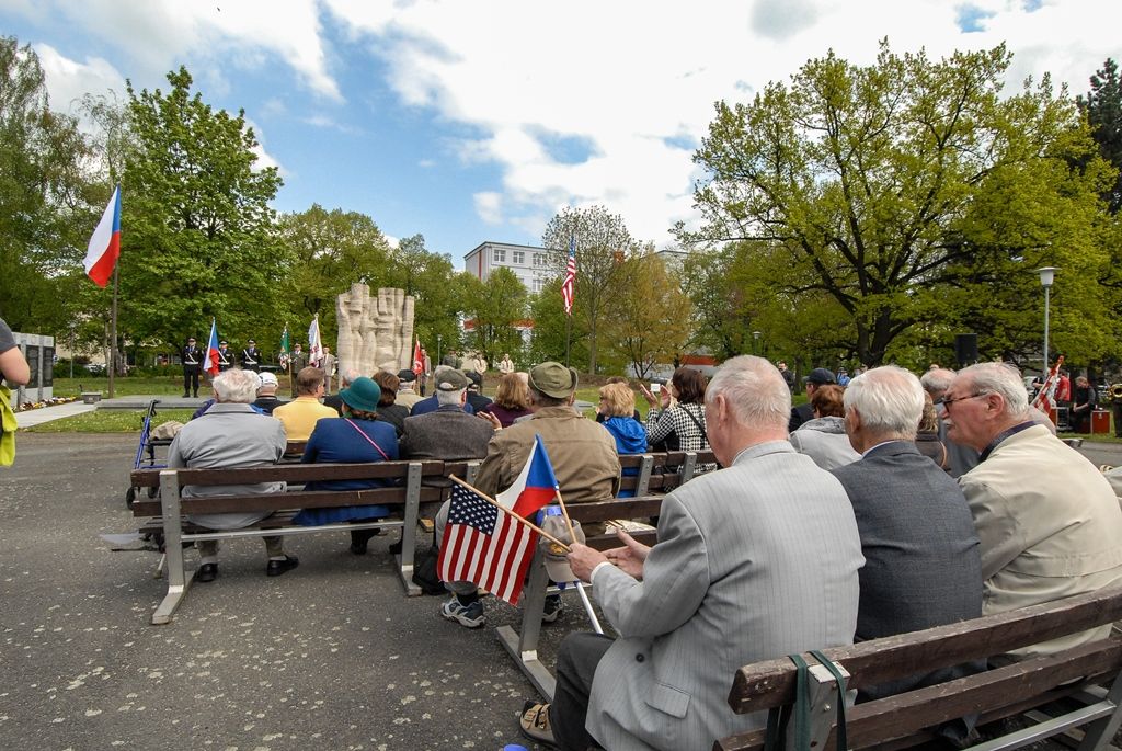 Nepřetržité čtení jmen plzeňských obětí holocaustu otevřelo program letošních Slavností svobody v Plzni. Ke tříhodinovému čtení bylo připraveno 1500 jmen obětí, U Branky ve Smetanových sadech se do něj zapojili samotní návštěvníci. Součástí prvního dne oslav osvobození bylo i vzpomínkové setkání a položení květin u památníků, a to za účasti belgických a amerických veteránů, kteří před 71 lety osvobozovali Plzeň. Pro ně se také k večeru konala uvítací recepce primátora. Slavnosti svobody potrvají do neděle 8. května, nabídnou několik desítek akcí a událostí. (foto: 5.5.2016)