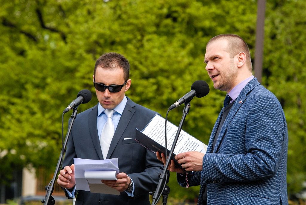 Nepřetržité čtení jmen plzeňských obětí holocaustu otevřelo program letošních Slavností svobody v Plzni. Ke tříhodinovému čtení bylo připraveno 1500 jmen obětí, U Branky ve Smetanových sadech se do něj zapojili samotní návštěvníci. Součástí prvního dne oslav osvobození bylo i vzpomínkové setkání a položení květin u památníků, a to za účasti belgických a amerických veteránů, kteří před 71 lety osvobozovali Plzeň. Pro ně se také k večeru konala uvítací recepce primátora. Slavnosti svobody potrvají do neděle 8. května, nabídnou několik desítek akcí a událostí. (foto: 5.5.2016)