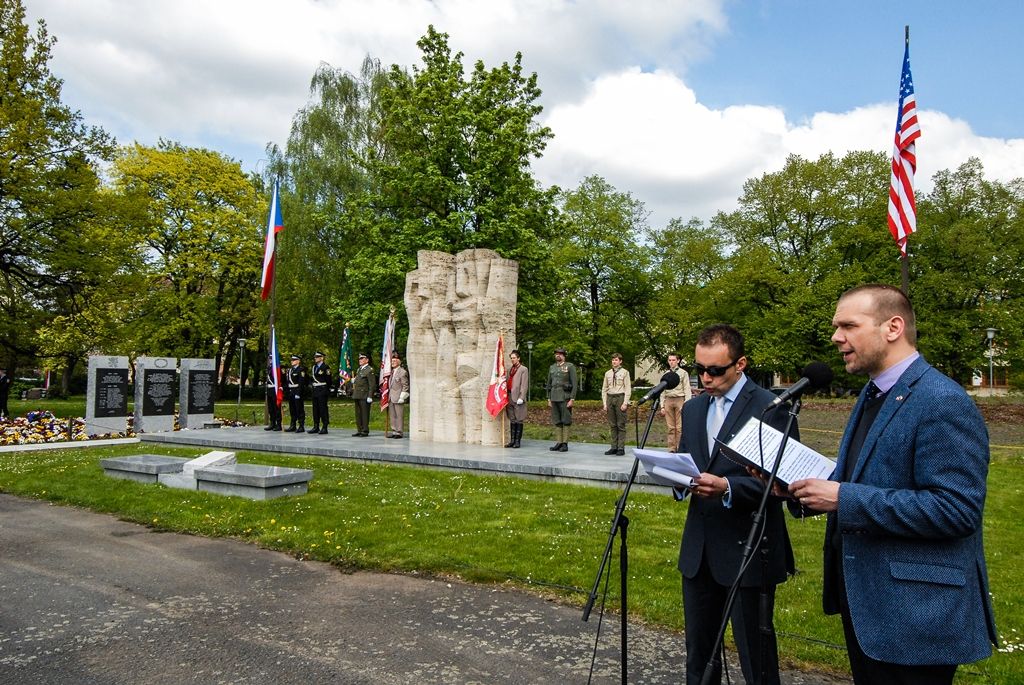 Nepřetržité čtení jmen plzeňských obětí holocaustu otevřelo program letošních Slavností svobody v Plzni. Ke tříhodinovému čtení bylo připraveno 1500 jmen obětí, U Branky ve Smetanových sadech se do něj zapojili samotní návštěvníci. Součástí prvního dne oslav osvobození bylo i vzpomínkové setkání a položení květin u památníků, a to za účasti belgických a amerických veteránů, kteří před 71 lety osvobozovali Plzeň. Pro ně se také k večeru konala uvítací recepce primátora. Slavnosti svobody potrvají do neděle 8. května, nabídnou několik desítek akcí a událostí. (foto: 5.5.2016)