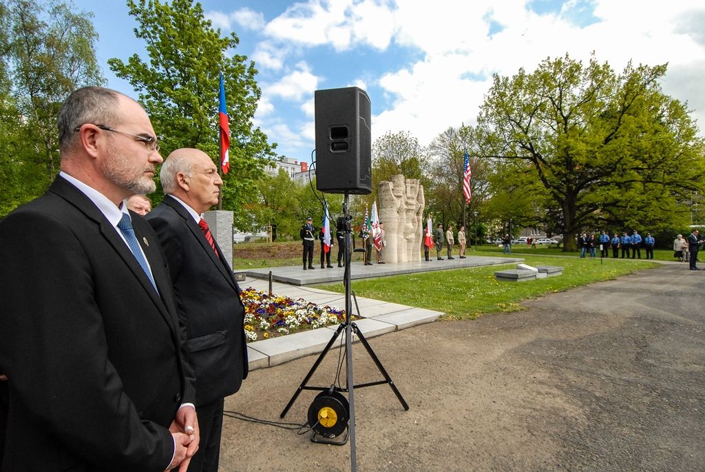 Nepřetržité čtení jmen plzeňských obětí holocaustu otevřelo program letošních Slavností svobody v Plzni. Ke tříhodinovému čtení bylo připraveno 1500 jmen obětí, U Branky ve Smetanových sadech se do něj zapojili samotní návštěvníci. Součástí prvního dne oslav osvobození bylo i vzpomínkové setkání a položení květin u památníků, a to za účasti belgických a amerických veteránů, kteří před 71 lety osvobozovali Plzeň. Pro ně se také k večeru konala uvítací recepce primátora. Slavnosti svobody potrvají do neděle 8. května, nabídnou několik desítek akcí a událostí. (foto: 5.5.2016)