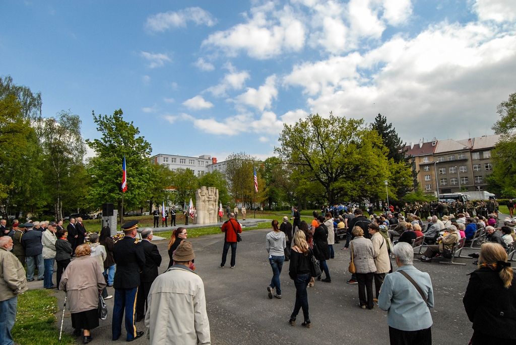 Nepřetržité čtení jmen plzeňských obětí holocaustu otevřelo program letošních Slavností svobody v Plzni. Ke tříhodinovému čtení bylo připraveno 1500 jmen obětí, U Branky ve Smetanových sadech se do něj zapojili samotní návštěvníci. Součástí prvního dne oslav osvobození bylo i vzpomínkové setkání a položení květin u památníků, a to za účasti belgických a amerických veteránů, kteří před 71 lety osvobozovali Plzeň. Pro ně se také k večeru konala uvítací recepce primátora. Slavnosti svobody potrvají do neděle 8. května, nabídnou několik desítek akcí a událostí. (foto: 5.5.2016)