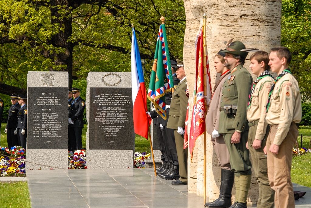 Nepřetržité čtení jmen plzeňských obětí holocaustu otevřelo program letošních Slavností svobody v Plzni. Ke tříhodinovému čtení bylo připraveno 1500 jmen obětí, U Branky ve Smetanových sadech se do něj zapojili samotní návštěvníci. Součástí prvního dne oslav osvobození bylo i vzpomínkové setkání a položení květin u památníků, a to za účasti belgických a amerických veteránů, kteří před 71 lety osvobozovali Plzeň. Pro ně se také k večeru konala uvítací recepce primátora. Slavnosti svobody potrvají do neděle 8. května, nabídnou několik desítek akcí a událostí. (foto: 5.5.2016)