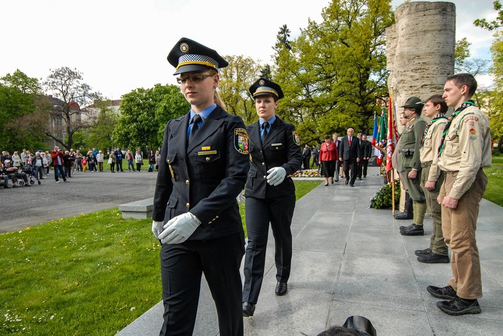 Nepřetržité čtení jmen plzeňských obětí holocaustu otevřelo program letošních Slavností svobody v Plzni. Ke tříhodinovému čtení bylo připraveno 1500 jmen obětí, U Branky ve Smetanových sadech se do něj zapojili samotní návštěvníci. Součástí prvního dne oslav osvobození bylo i vzpomínkové setkání a položení květin u památníků, a to za účasti belgických a amerických veteránů, kteří před 71 lety osvobozovali Plzeň. Pro ně se také k večeru konala uvítací recepce primátora. Slavnosti svobody potrvají do neděle 8. května, nabídnou několik desítek akcí a událostí. (foto: 5.5.2016)