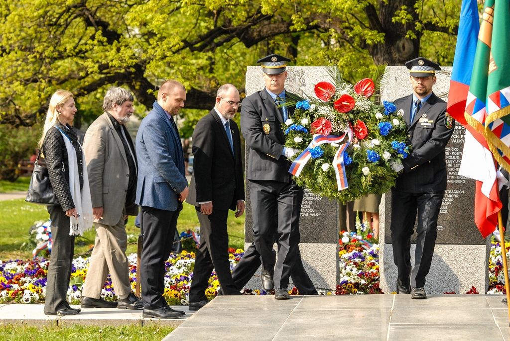 Nepřetržité čtení jmen plzeňských obětí holocaustu otevřelo program letošních Slavností svobody v Plzni. Ke tříhodinovému čtení bylo připraveno 1500 jmen obětí, U Branky ve Smetanových sadech se do něj zapojili samotní návštěvníci. Součástí prvního dne oslav osvobození bylo i vzpomínkové setkání a položení květin u památníků, a to za účasti belgických a amerických veteránů, kteří před 71 lety osvobozovali Plzeň. Pro ně se také k večeru konala uvítací recepce primátora. Slavnosti svobody potrvají do neděle 8. května, nabídnou několik desítek akcí a událostí. (foto: 5.5.2016)