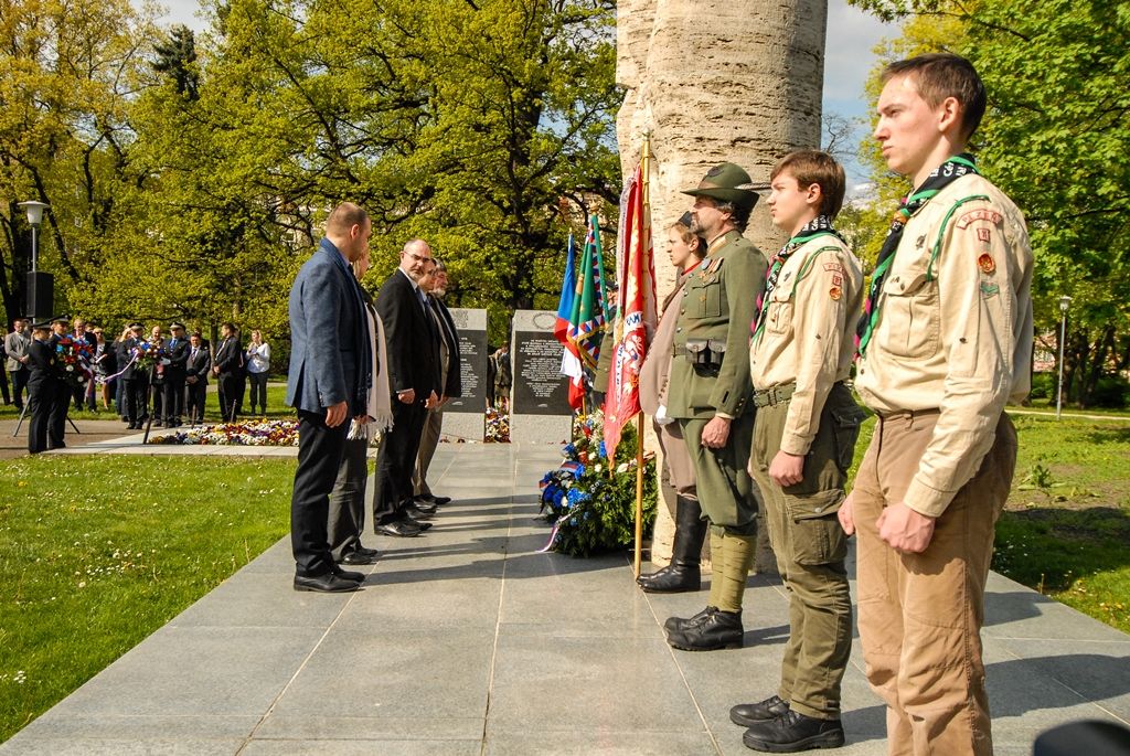 Nepřetržité čtení jmen plzeňských obětí holocaustu otevřelo program letošních Slavností svobody v Plzni. Ke tříhodinovému čtení bylo připraveno 1500 jmen obětí, U Branky ve Smetanových sadech se do něj zapojili samotní návštěvníci. Součástí prvního dne oslav osvobození bylo i vzpomínkové setkání a položení květin u památníků, a to za účasti belgických a amerických veteránů, kteří před 71 lety osvobozovali Plzeň. Pro ně se také k večeru konala uvítací recepce primátora. Slavnosti svobody potrvají do neděle 8. května, nabídnou několik desítek akcí a událostí. (foto: 5.5.2016)