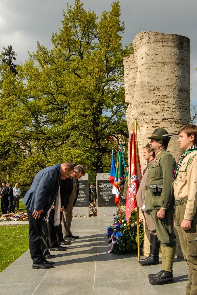 Nepřetržité čtení jmen plzeňských obětí holocaustu otevřelo program letošních Slavností svobody v Plzni. Ke tříhodinovému čtení bylo připraveno 1500 jmen obětí, U Branky ve Smetanových sadech se do něj zapojili samotní návštěvníci. Součástí prvního dne oslav osvobození bylo i vzpomínkové setkání a položení květin u památníků, a to za účasti belgických a amerických veteránů, kteří před 71 lety osvobozovali Plzeň. Pro ně se také k večeru konala uvítací recepce primátora. Slavnosti svobody potrvají do neděle 8. května, nabídnou několik desítek akcí a událostí. (foto: 5.5.2016)