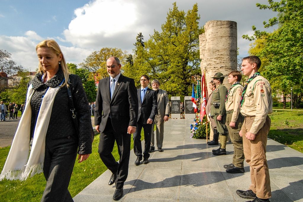Nepřetržité čtení jmen plzeňských obětí holocaustu otevřelo program letošních Slavností svobody v Plzni. Ke tříhodinovému čtení bylo připraveno 1500 jmen obětí, U Branky ve Smetanových sadech se do něj zapojili samotní návštěvníci. Součástí prvního dne oslav osvobození bylo i vzpomínkové setkání a položení květin u památníků, a to za účasti belgických a amerických veteránů, kteří před 71 lety osvobozovali Plzeň. Pro ně se také k večeru konala uvítací recepce primátora. Slavnosti svobody potrvají do neděle 8. května, nabídnou několik desítek akcí a událostí. (foto: 5.5.2016)