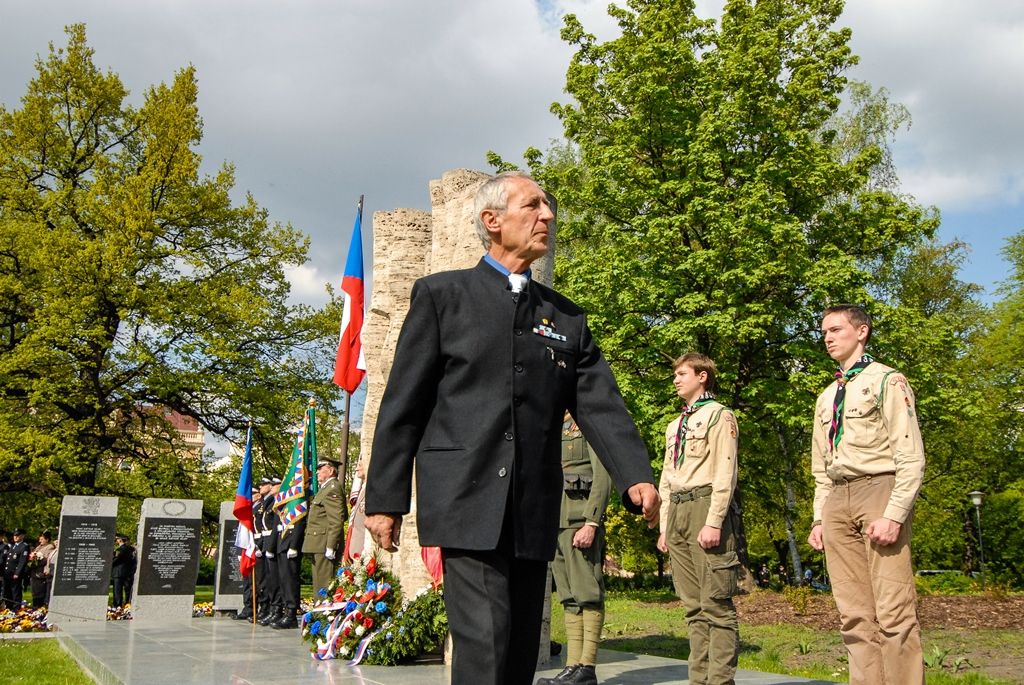 Nepřetržité čtení jmen plzeňských obětí holocaustu otevřelo program letošních Slavností svobody v Plzni. Ke tříhodinovému čtení bylo připraveno 1500 jmen obětí, U Branky ve Smetanových sadech se do něj zapojili samotní návštěvníci. Součástí prvního dne oslav osvobození bylo i vzpomínkové setkání a položení květin u památníků, a to za účasti belgických a amerických veteránů, kteří před 71 lety osvobozovali Plzeň. Pro ně se také k večeru konala uvítací recepce primátora. Slavnosti svobody potrvají do neděle 8. května, nabídnou několik desítek akcí a událostí. (foto: 5.5.2016)