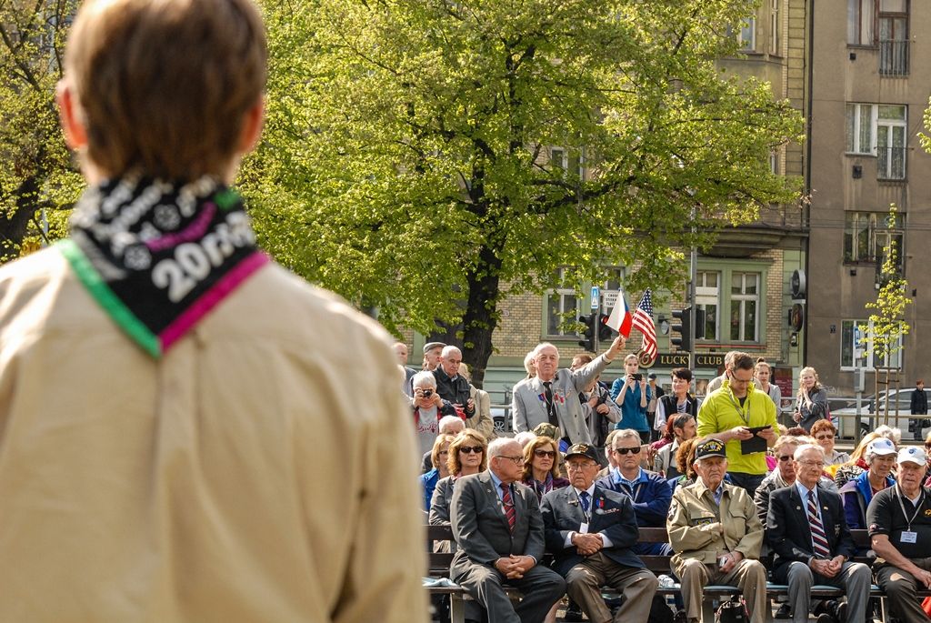 Nepřetržité čtení jmen plzeňských obětí holocaustu otevřelo program letošních Slavností svobody v Plzni. Ke tříhodinovému čtení bylo připraveno 1500 jmen obětí, U Branky ve Smetanových sadech se do něj zapojili samotní návštěvníci. Součástí prvního dne oslav osvobození bylo i vzpomínkové setkání a položení květin u památníků, a to za účasti belgických a amerických veteránů, kteří před 71 lety osvobozovali Plzeň. Pro ně se také k večeru konala uvítací recepce primátora. Slavnosti svobody potrvají do neděle 8. května, nabídnou několik desítek akcí a událostí. (foto: 5.5.2016)