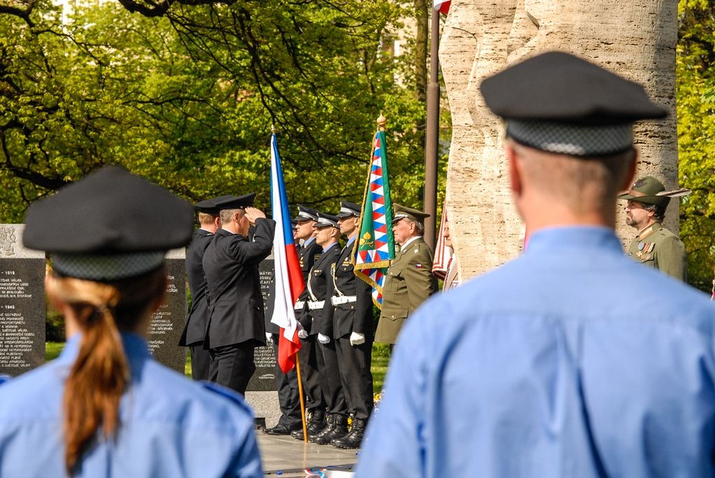 Nepřetržité čtení jmen plzeňských obětí holocaustu otevřelo program letošních Slavností svobody v Plzni. Ke tříhodinovému čtení bylo připraveno 1500 jmen obětí, U Branky ve Smetanových sadech se do něj zapojili samotní návštěvníci. Součástí prvního dne oslav osvobození bylo i vzpomínkové setkání a položení květin u památníků, a to za účasti belgických a amerických veteránů, kteří před 71 lety osvobozovali Plzeň. Pro ně se také k večeru konala uvítací recepce primátora. Slavnosti svobody potrvají do neděle 8. května, nabídnou několik desítek akcí a událostí. (foto: 5.5.2016)