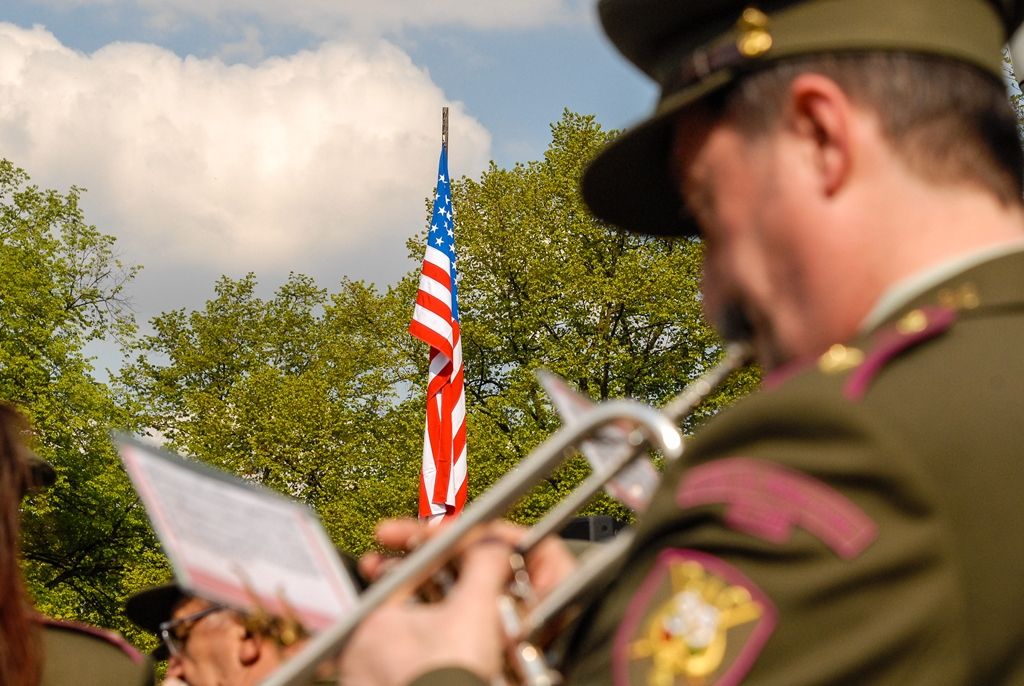 Nepřetržité čtení jmen plzeňských obětí holocaustu otevřelo program letošních Slavností svobody v Plzni. Ke tříhodinovému čtení bylo připraveno 1500 jmen obětí, U Branky ve Smetanových sadech se do něj zapojili samotní návštěvníci. Součástí prvního dne oslav osvobození bylo i vzpomínkové setkání a položení květin u památníků, a to za účasti belgických a amerických veteránů, kteří před 71 lety osvobozovali Plzeň. Pro ně se také k večeru konala uvítací recepce primátora. Slavnosti svobody potrvají do neděle 8. května, nabídnou několik desítek akcí a událostí. (foto: 5.5.2016)
