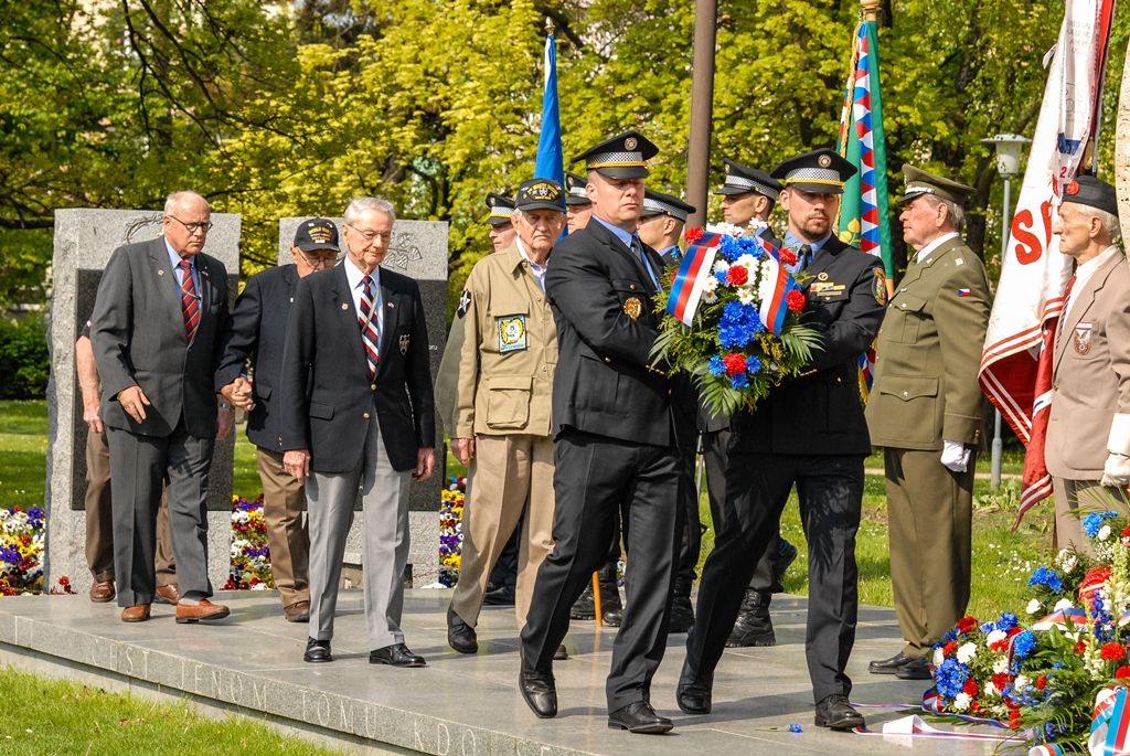 Nepřetržité čtení jmen plzeňských obětí holocaustu otevřelo program letošních Slavností svobody v Plzni. Ke tříhodinovému čtení bylo připraveno 1500 jmen obětí, U Branky ve Smetanových sadech se do něj zapojili samotní návštěvníci. Součástí prvního dne oslav osvobození bylo i vzpomínkové setkání a položení květin u památníků, a to za účasti belgických a amerických veteránů, kteří před 71 lety osvobozovali Plzeň. Pro ně se také k večeru konala uvítací recepce primátora. Slavnosti svobody potrvají do neděle 8. května, nabídnou několik desítek akcí a událostí. (foto: 5.5.2016)