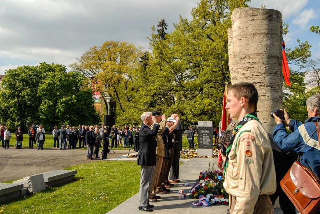 Nepřetržité čtení jmen plzeňských obětí holocaustu otevřelo program letošních Slavností svobody v Plzni. Ke tříhodinovému čtení bylo připraveno 1500 jmen obětí, U Branky ve Smetanových sadech se do něj zapojili samotní návštěvníci. Součástí prvního dne oslav osvobození bylo i vzpomínkové setkání a položení květin u památníků, a to za účasti belgických a amerických veteránů, kteří před 71 lety osvobozovali Plzeň. Pro ně se také k večeru konala uvítací recepce primátora. Slavnosti svobody potrvají do neděle 8. května, nabídnou několik desítek akcí a událostí. (foto: 5.5.2016)